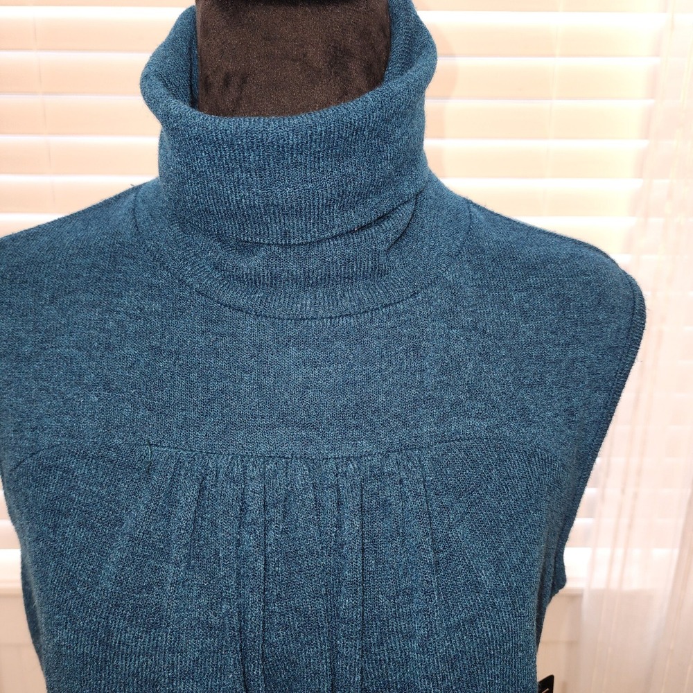 Women's Sleeveless Bella Turtleneck Top by (mimi+ royce)  in Peacock Size LG - Picture 9 of 9